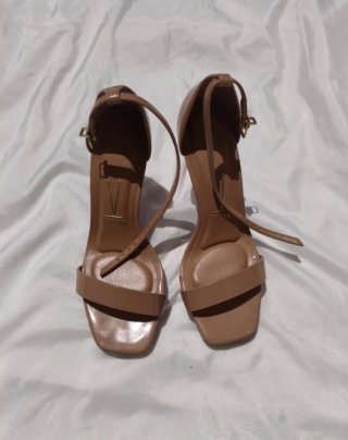 Sandalias Vizzano Nude Charol Tacón – Como Nuevas