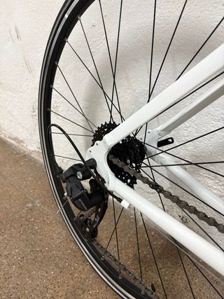 Bicicleta de carretera blanca nueva