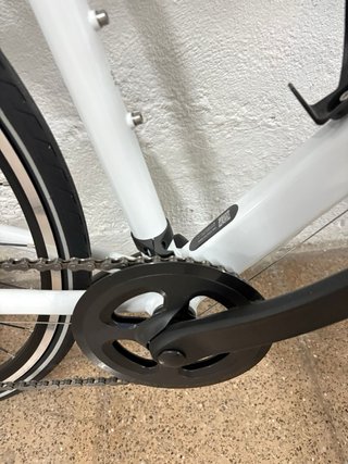 Bicicleta de carretera blanca nueva