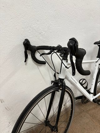 Bicicleta de carretera blanca nueva