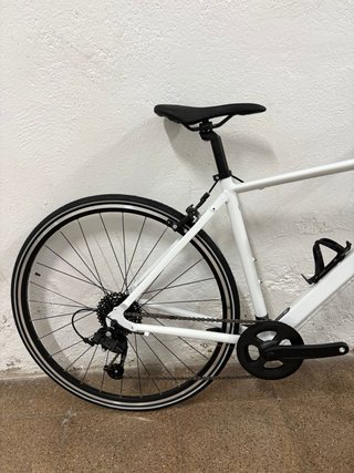 Bicicleta de carretera blanca nueva
