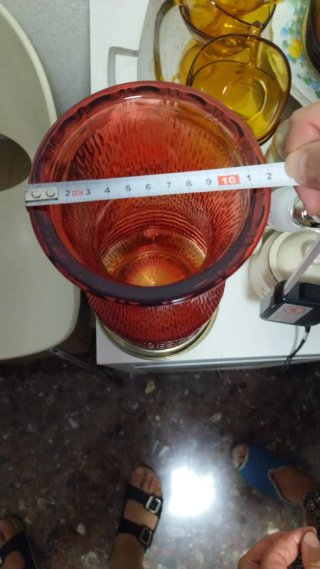 Jarrón cristal rojo con base dorada