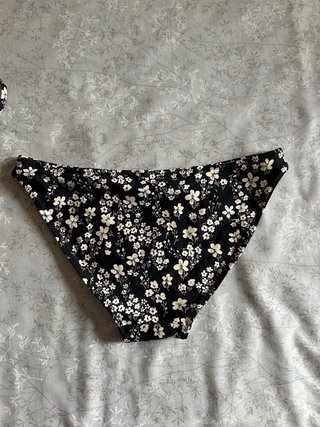 Bikini H&M flores blanco y negro