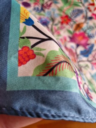 Pañuelo satinado estampado floral