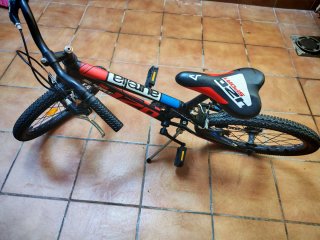 Bicicleta infantil negra y roja