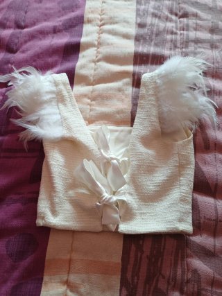 Conjunto elegante blanco con plumas