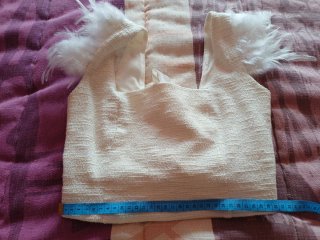 Conjunto elegante blanco con plumas