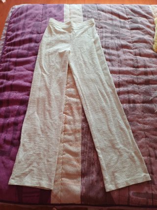 Conjunto elegante blanco con plumas