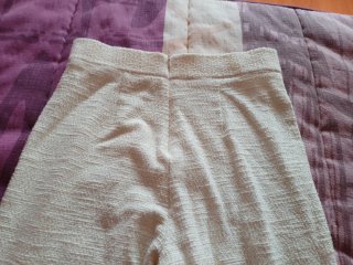 Conjunto elegante blanco con plumas