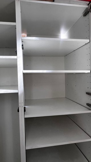 Armario de almacenaje gris y blanco