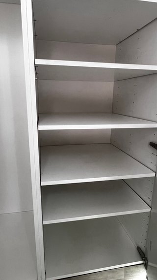 Armario de almacenaje gris y blanco