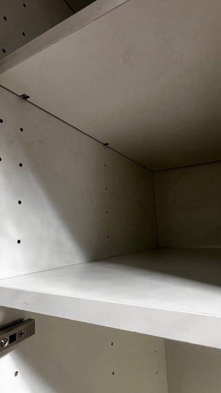 Armario de almacenaje gris y blanco