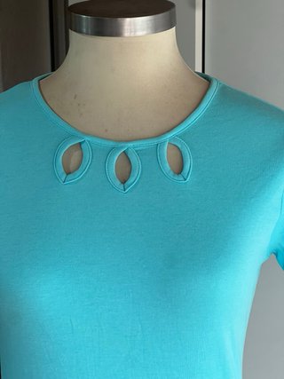 Camiseta azul turquesa con escote