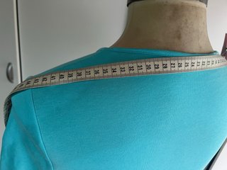 Camiseta azul turquesa con escote