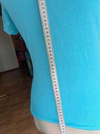Camiseta azul turquesa con escote