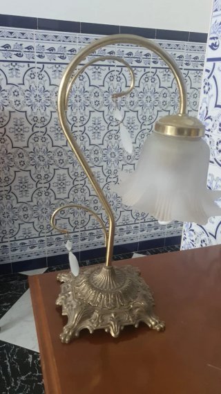 Lámpara de mesa antigua dorada