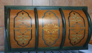 Baúl de madera pintado a mano