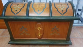 Baúl de madera pintado a mano