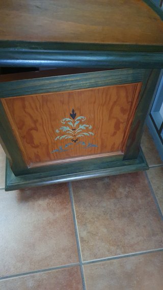 Baúl de madera pintado a mano