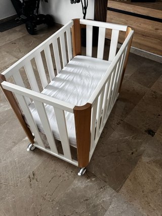 Minicuna blanca y madera