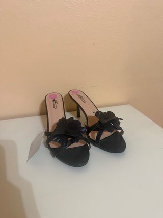 Tacones Mule Negros con Flor