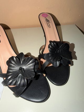 Tacones Mule Negros con Flor