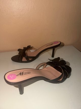 Tacones Mule Negros con Flor