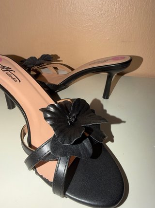 Tacones Mule Negros con Flor