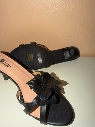Tacones Mule Negros con Flor