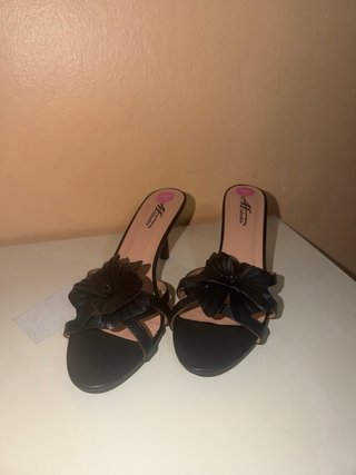 Tacones Mule Negros con Flor