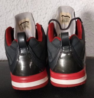 Zapatillas Jordan Negras y Rojas
