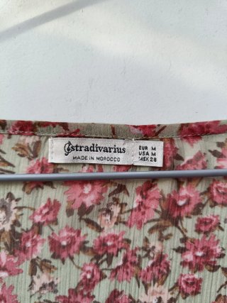 Blusa fina Stradivarius floral