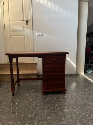Escritorio de madera marrón