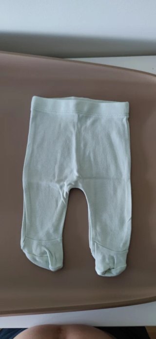 Conjunto bebé 0-1 mes: body, pantalón, gorro y bab