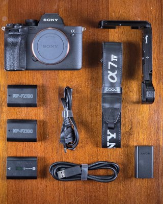 COMO NUEVA Cámara Sony Alpha A7IV + Accesorios
