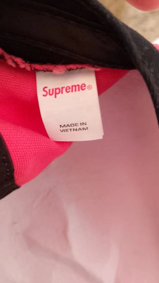 Gorra Supreme Roja y Beige