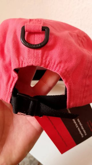 Gorra Supreme Roja y Beige