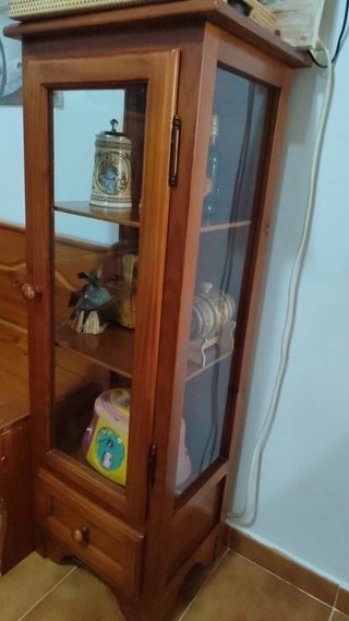 Vitrina de pino con cristal
