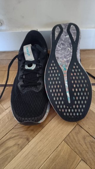 Zapatillas Asics Negras . Talla 47 . 30cm