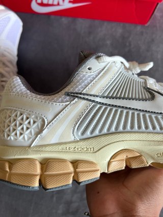 Nike Vomero Zoom 5 Beige/Blanco talla 39