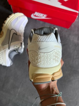 Nike Vomero Zoom 5 Beige/Blanco talla 39