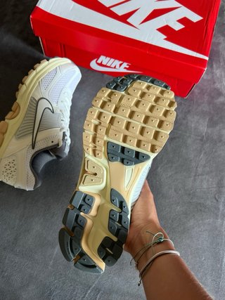 Nike Vomero Zoom 5 Beige/Blanco talla 39