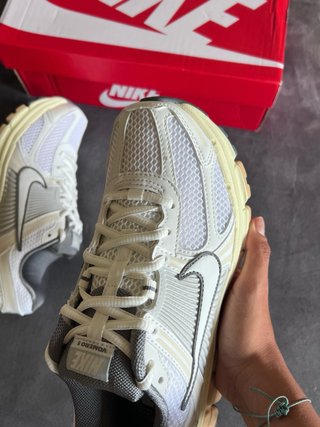 Nike Vomero Zoom 5 Beige/Blanco talla 39