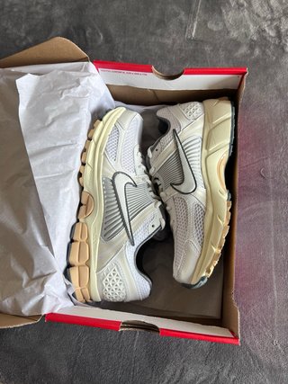 Nike Vomero Zoom 5 Beige/Blanco talla 39