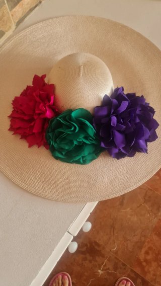 Pamela de mujer beige con flores moradas