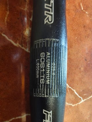 Manillar bicicleta 25.4mm x 600mm con puños Rockbr