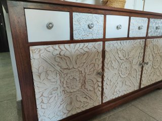 Alacena de madera con cajones y puertas