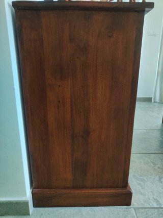 Alacena de madera con cajones y puertas
