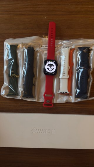 Apple Watch Series 8 con 5 correas