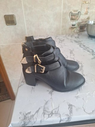 Botines negros con hebillas doradas